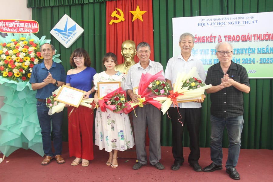 Tác giả Lữ Hồng (thứ 3 từ trái sang) nhận giải tại cuộc thi thơ, truyện ngắn tỉnh Bình Định năm 2024-2025. Ảnh: Vân Phi