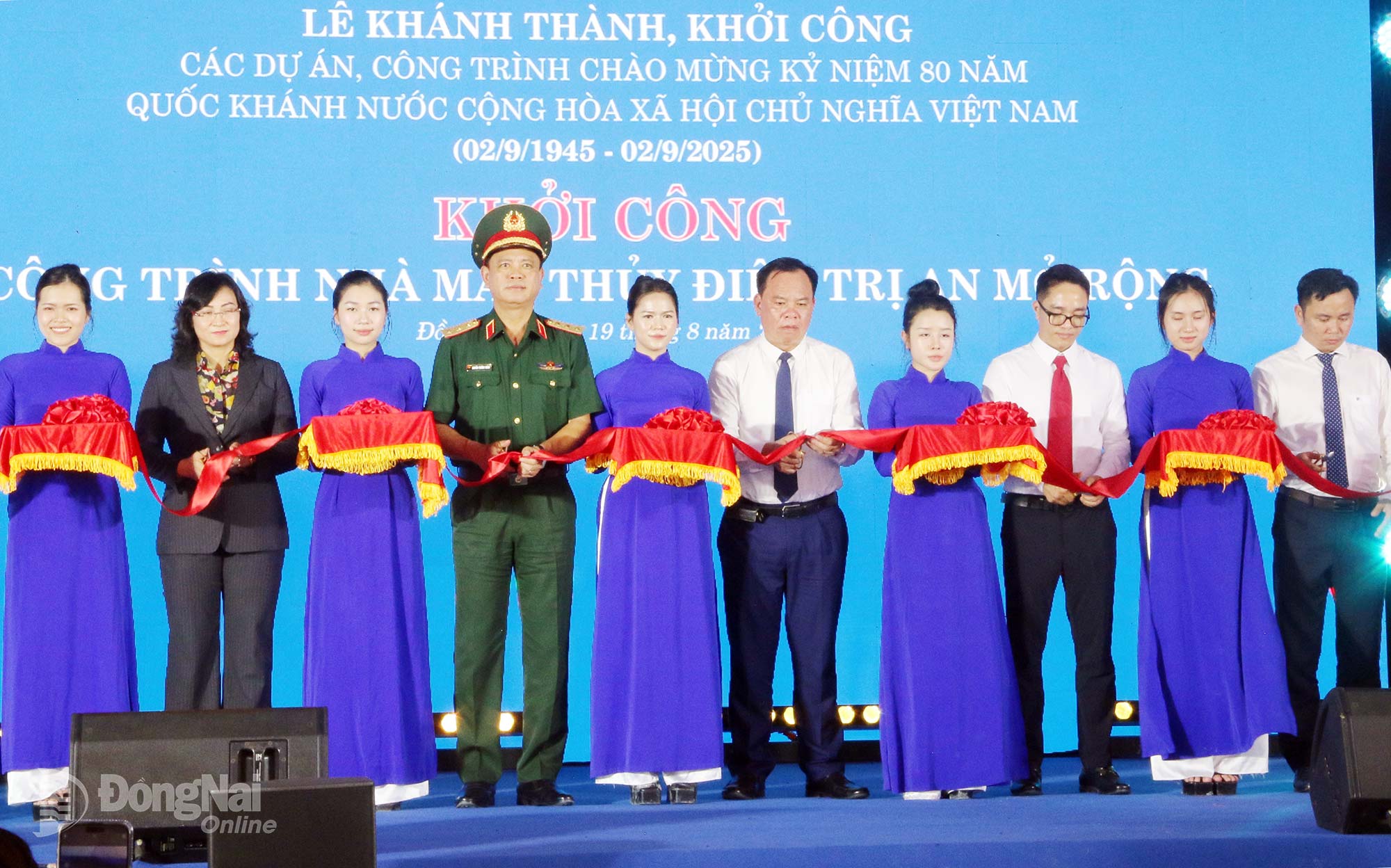Thượng tướng Nguyễn Trường Thắng, Ủy viên Trung ương Đảng, Thứ trưởng Bộ Quốc phòng; đồng chí Phan Thị Thắng, Thứ trưởng Bộ Công Thương (thứ 3, từ trái qua); đồng chí Võ Tấn Đức (thứ 6, từ phải qua), Phó Bí thư Tỉnh ủy, Chủ tịch UBND tỉnh và các đại biểu thực hiện nghi thức cắt băng khánh thành Dự án Nhà máy thủy điện Trị An mở rộng. Ảnh: Trương Hiện