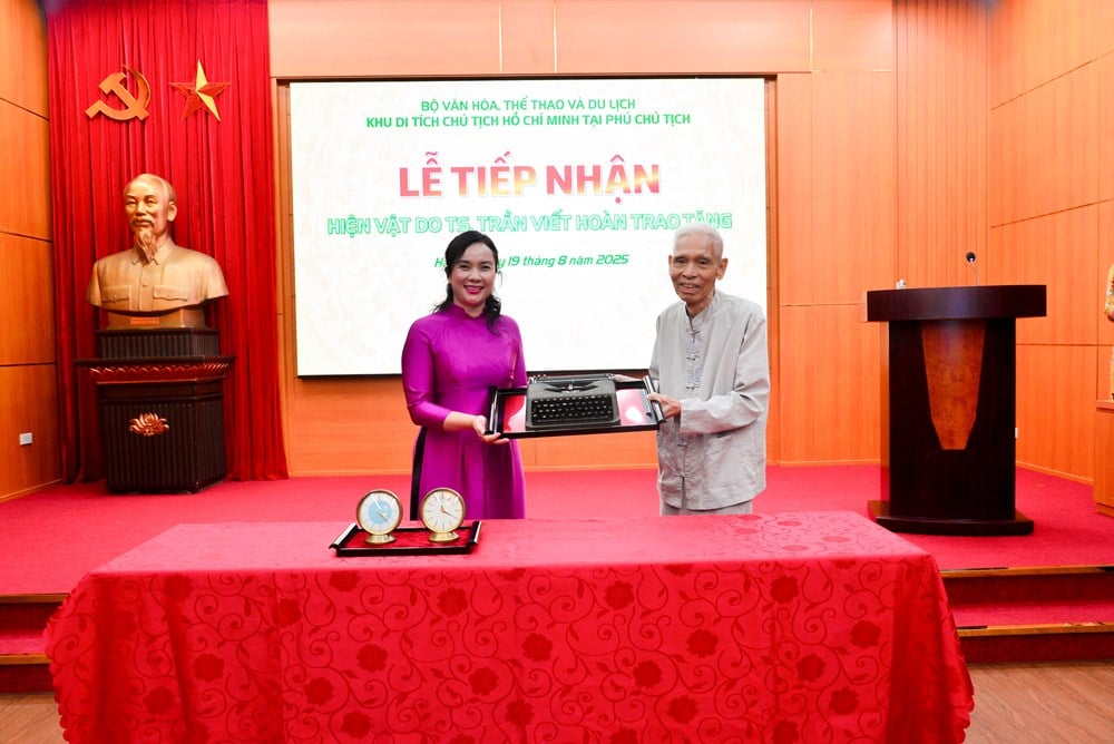 Người cận vệ của Bác Hồ tặng hai hiện vật quý cho Khu Di tích Chủ tịch Hồ Chí Minh tại Phủ Chủ tịch - ảnh 1