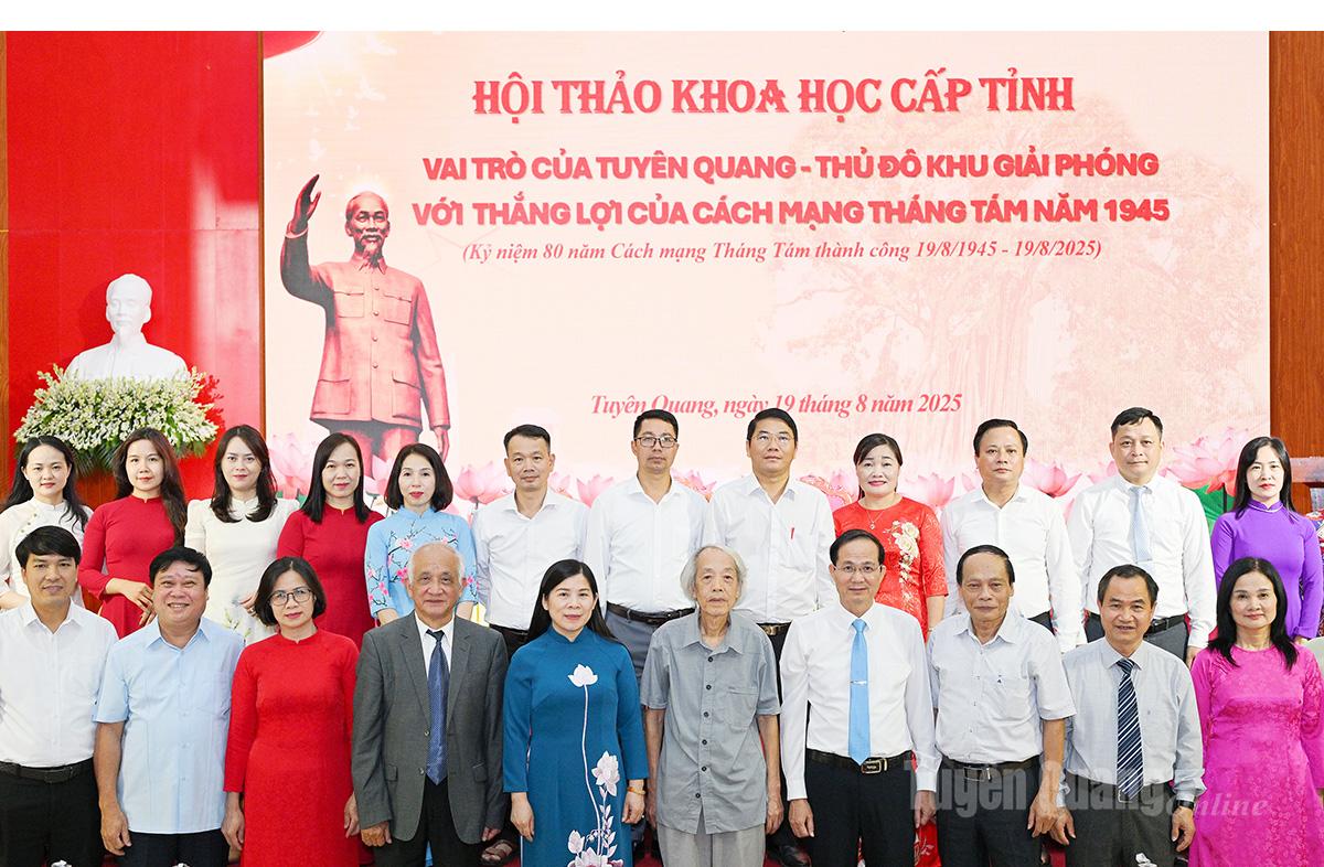 Phó Chủ tịch HĐND tỉnh Lê Thị Thanh Trà chụp ảnh lưu niệm với các nhà khoa học, đại biểu tại Hội thảo.