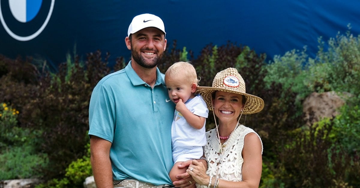 Scottie Scheffler tái hiện kỳ tích Tiger Woods sau cú chip-in để đời