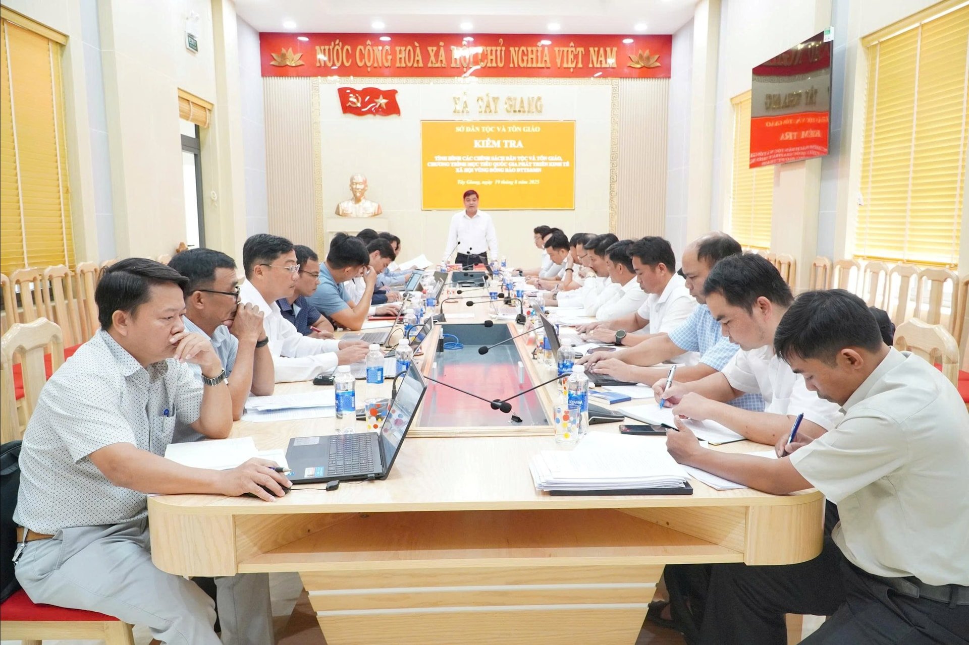시당위원회 상임위원이자 시 소수민족종교국 국장인 응우옌 만 하(Nguyen Manh Ha)는 떠이장(Tay Giang), 아 브엉(A Vuong), 흥선(Hung Son) 등 각 공동체 지도자들과 함께 작업했습니다. 사진: BNUCH BUC