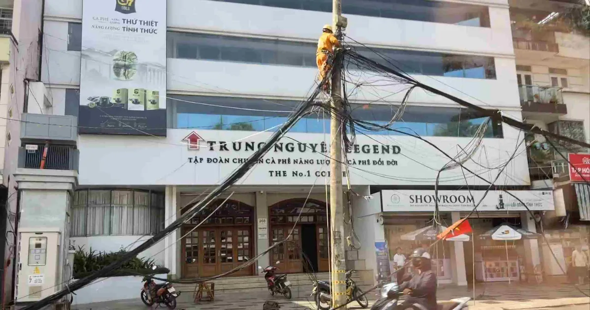 Đang tháo dỡ 8 trụ điện dưới lòng đường sau phản ánh của Báo SGGP