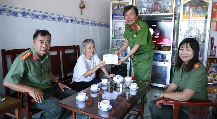 Công an tỉnh An Giang bàn giao 2 căn nhà Tình nghĩa