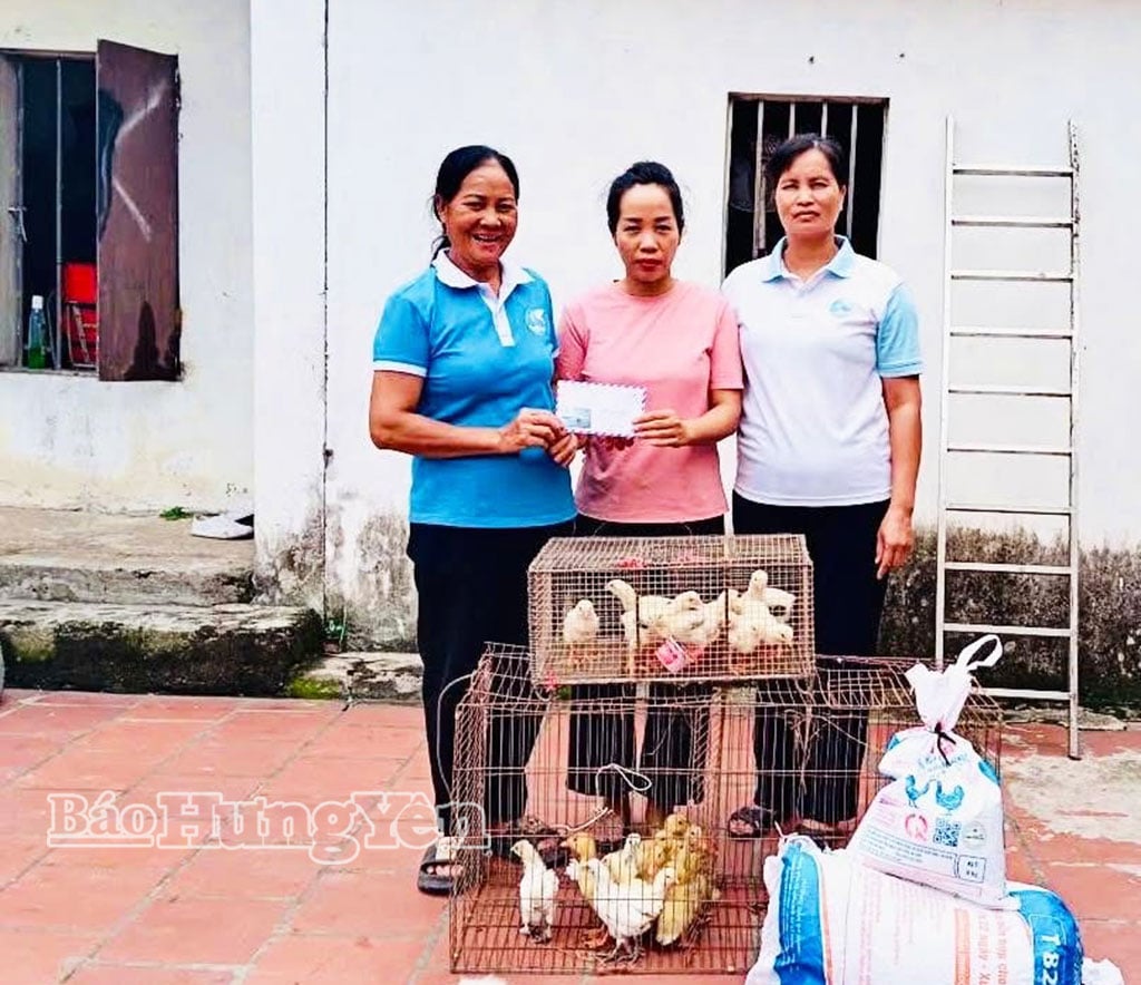 Chị Nguyễn Thị Hoa (người đứng giữa) ở thôn Đan Tràng được Hội Liên hiệp Phụ nữ xã Hồng Quang trao hỗ trợ sinh kế.