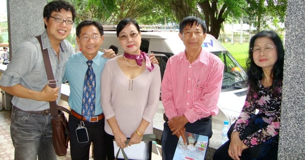 Nghệ sĩ sân khấu TP HCM viếng mộ nhà báo Nguyễn Văn Tuấn "Sáu Tuấn"