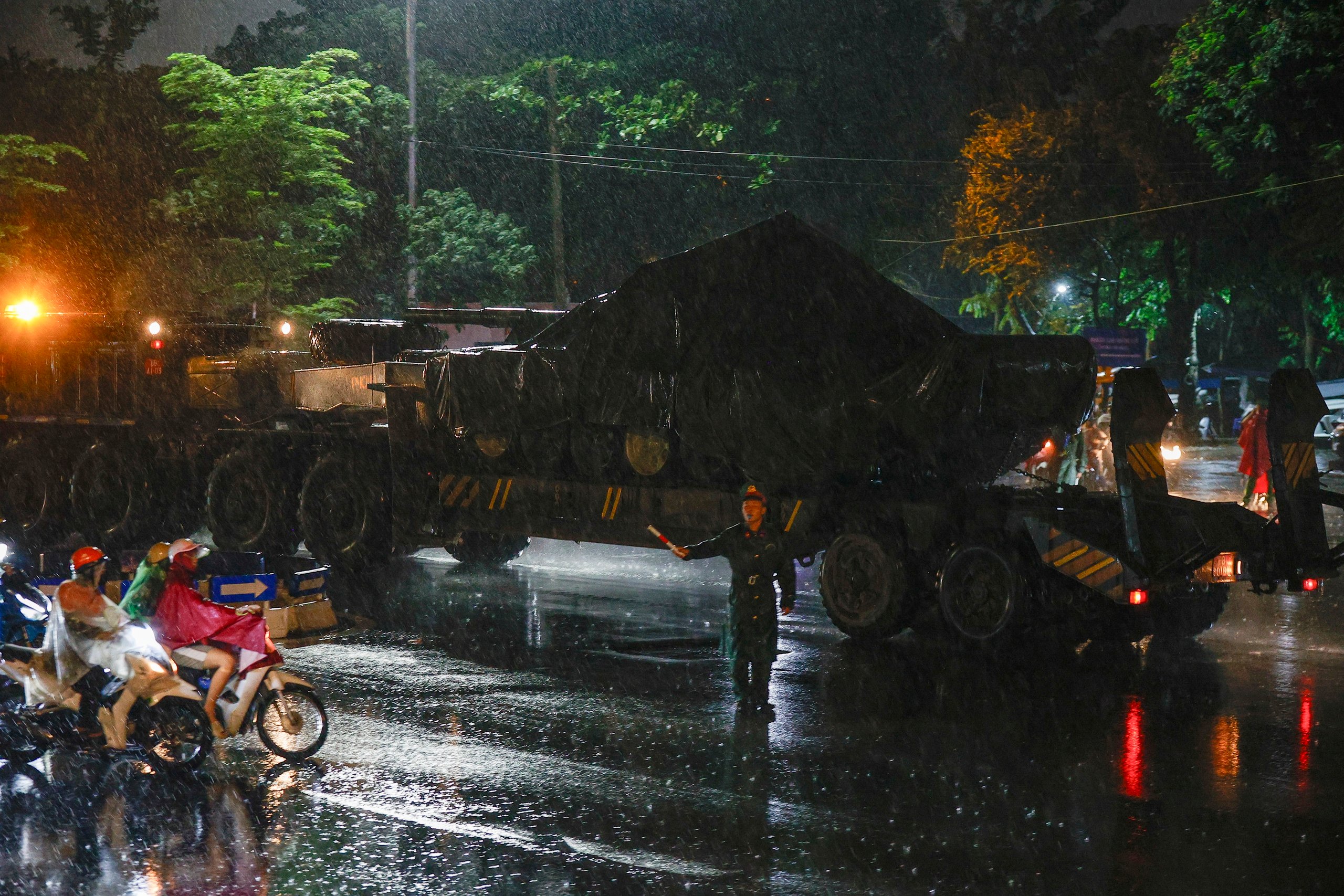 Dàn khí tài tham gia nhiệm vụ A80 tập kết về trung tâm Hà Nội trong đêm  - Ảnh 8.
