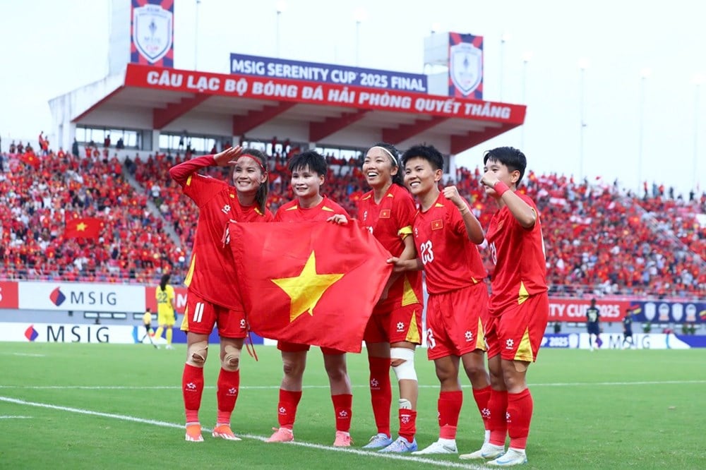 Coach Mai Duc Chung thanks fans after his team's victory over Thailand - photo 3