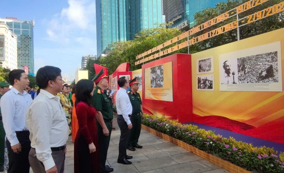 "Từ kỷ nguyên độc lập, thống nhất đất nước đến kỷ nguyên vươn mình của dân tộc”