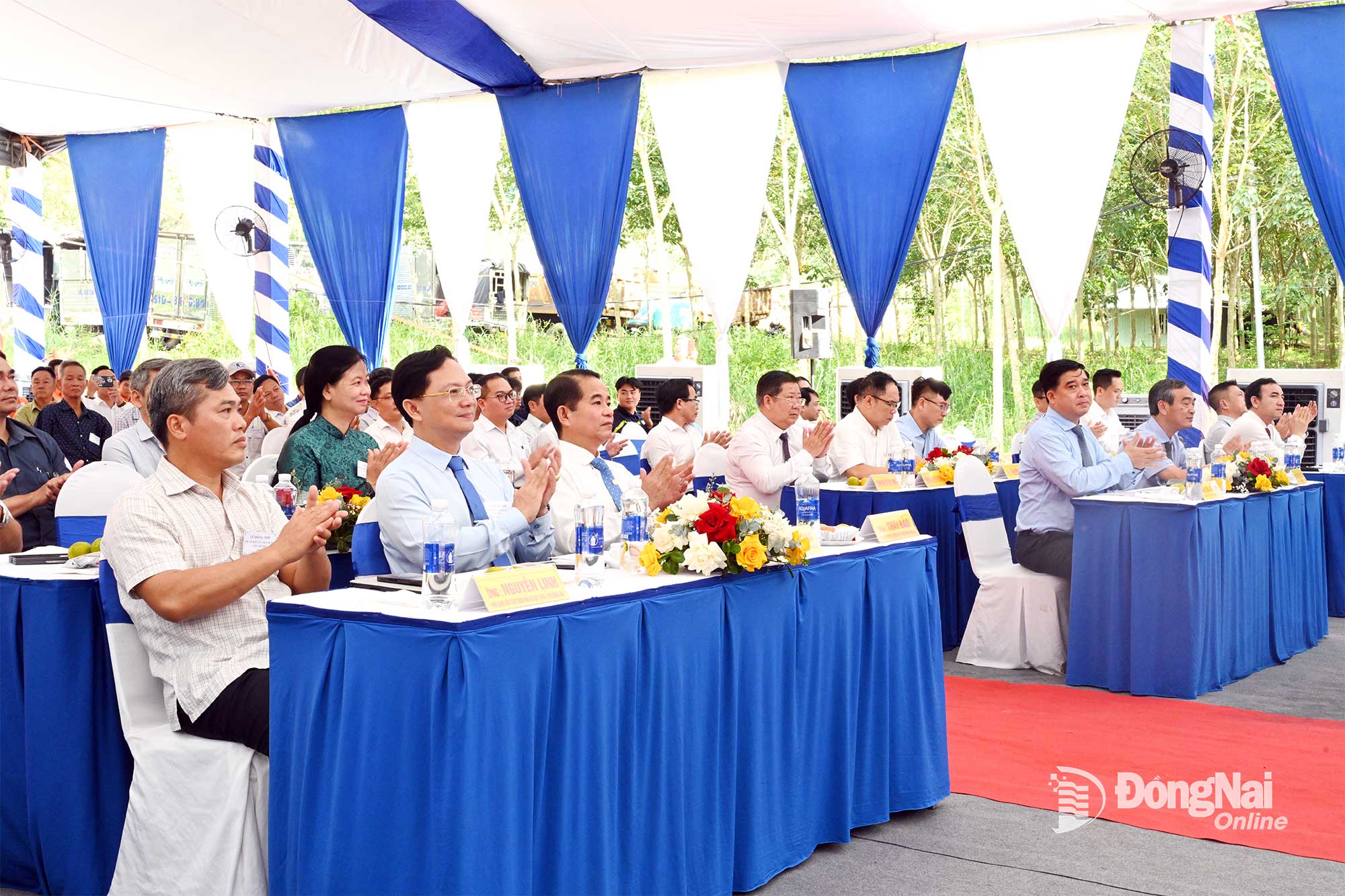 Lãnh đạo tỉnh Đồng Nai và các đại biểu dự lễ động thổ Dự án Đầu tư xây dựng cầu Mã Đà. Ảnh: Trung Quang
