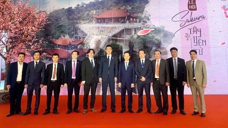 International visitors, provincial leaders and leaders of Tay Yen Tu commune take souvenir photos at Tay Yen Tu spiritual eco-tourism area.