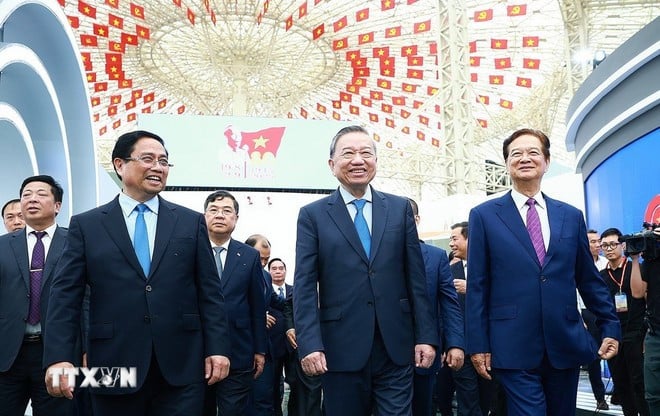 Tổng Bí thư Tô Lâm và Thủ tướng Phạm Minh Chính tham quan trưng bày thành tựu của đất nước tại Trung tâm Triển lãm Việt Nam. (Ảnh: Dương Giang/TTXVN)