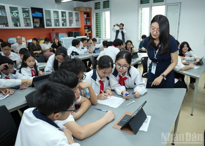 Giáo viên và học sinh trong một tiết học. (Ảnh minh họa)