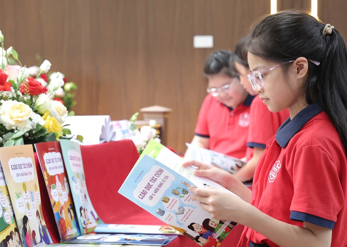 Ra mắt bộ sách “Giáo dục tài chính” cho học sinh từ lớp 1 đến lớp 12