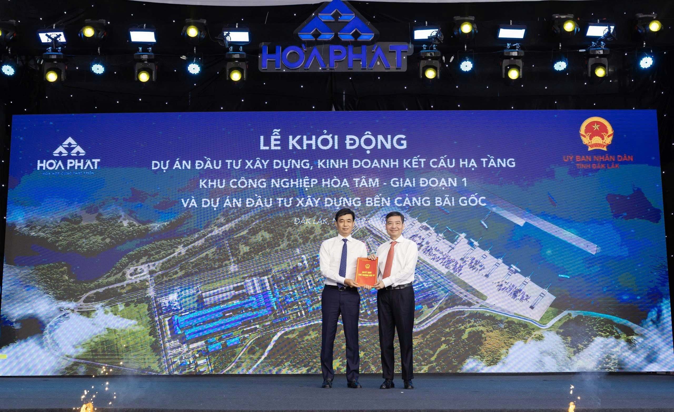 3-Herr Tuan, Vorsitzender des Volkskomitees der Provinz Dak Lak, übergab den Originalartikel an den Generaldirektor der Hoa Phat Group, Nguyen Viet Tha