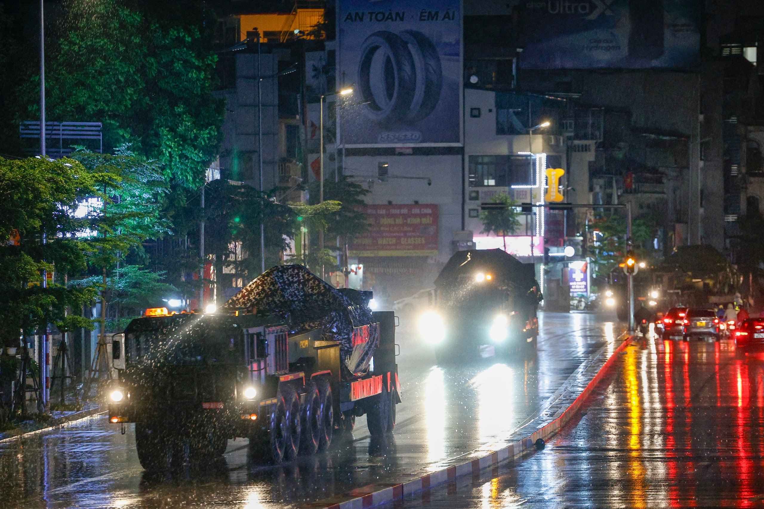Dàn khí tài tham gia nhiệm vụ A80 tập kết về trung tâm Hà Nội trong đêm - Ảnh 5.