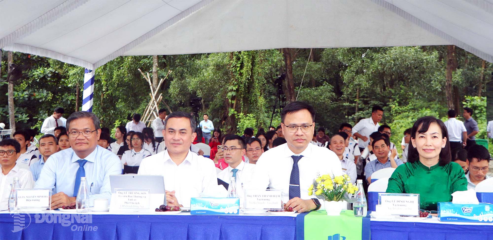 Le Truong Son, miembro del Comité Permanente Provincial del Partido y vicepresidente del Comité Popular Provincial de Dong Nai (primera fila, segundo desde la izquierda), y delegados que asistieron a la ceremonia de colocación de la primera piedra. Foto: Ngoc Lien