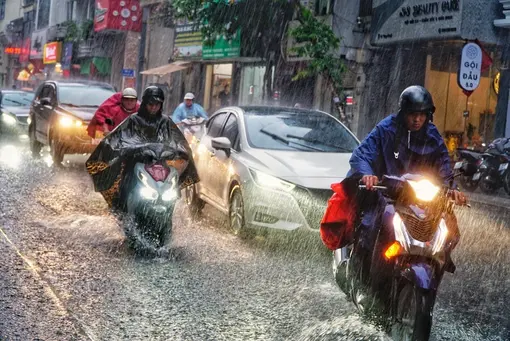 Weather today August 19: Tropical depression causes heavy rain across the North; Intermittent sunshine in the South