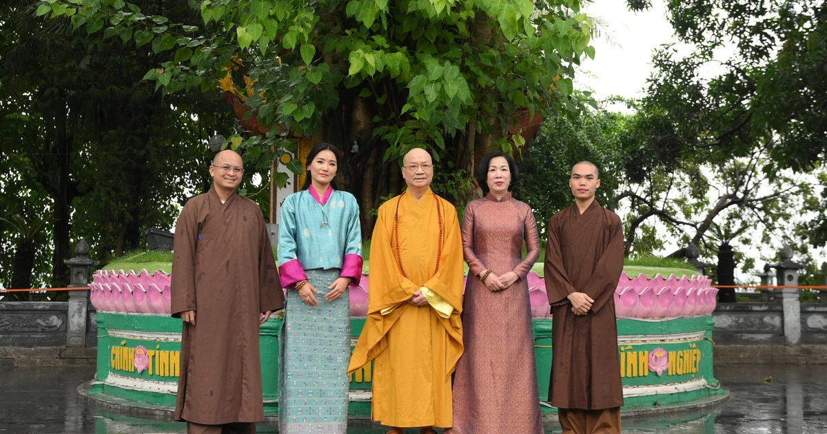 [Ảnh] Phu nhân Chủ tịch nước Lương Cường cùng Hoàng hậu Bhutan tham quan chùa Trấn Quốc