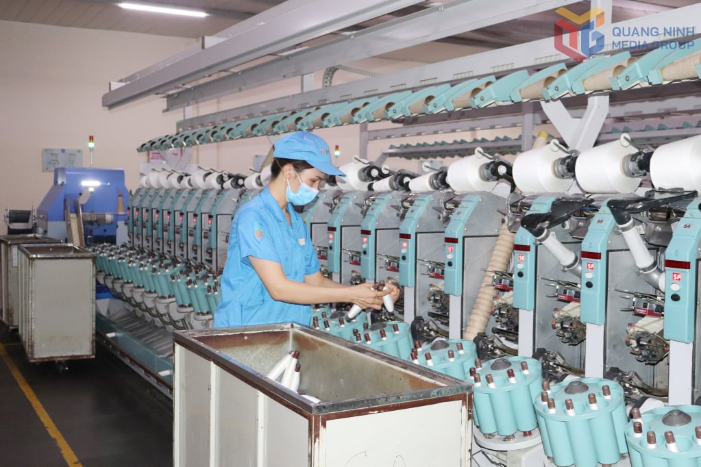Dây chuyền sản xuất sợi tại Nhà máy sản xuất sợi Texhong Ngân Hà tại KCN Cảng biển Hải Hà.