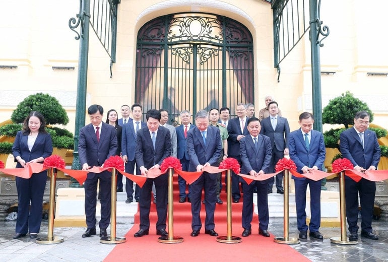 vna-potal-tong-bi-thu-va-chu-tich-nuoc-du-le-ban-giao-tru-so-lam-viec-co-quan-chu-tich-nuoc-8219438.jpg