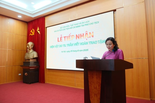 Nguyên Giám đốc Khu Di tích Trần Viết Hoàn trao tặng hiện vật quý về Bác Hồ - Ảnh 1.