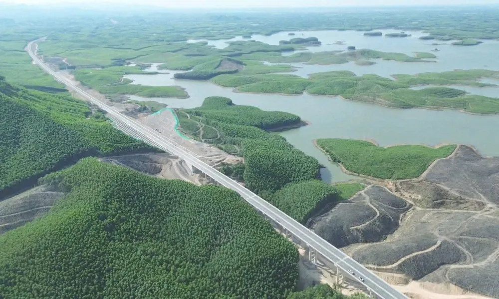 Quang Tri: Inauguration and commencement of many projects