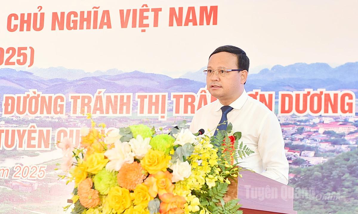 응우옌 마잉 뚜언(Nguyen Manh Tuan) 성 인민위원회 상임부위원장이 행사에서 연설을 하고 있다. 사진: 탄푹(Thanh Phuc)