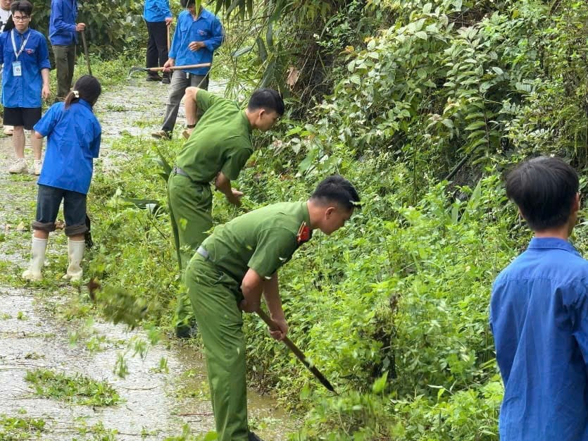 doan-vien-thanh-nien-chi-don-sach-tuyen-duong-thon-xom.jpg