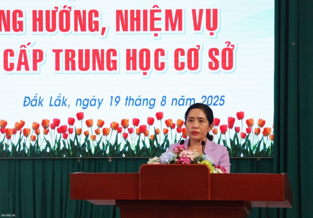 ผู้อำนวยการกรมการศึกษาและการฝึกอบรม เล ถิ ธานห์ ซวน กล่าวสุนทรพจน์ในงานประชุม