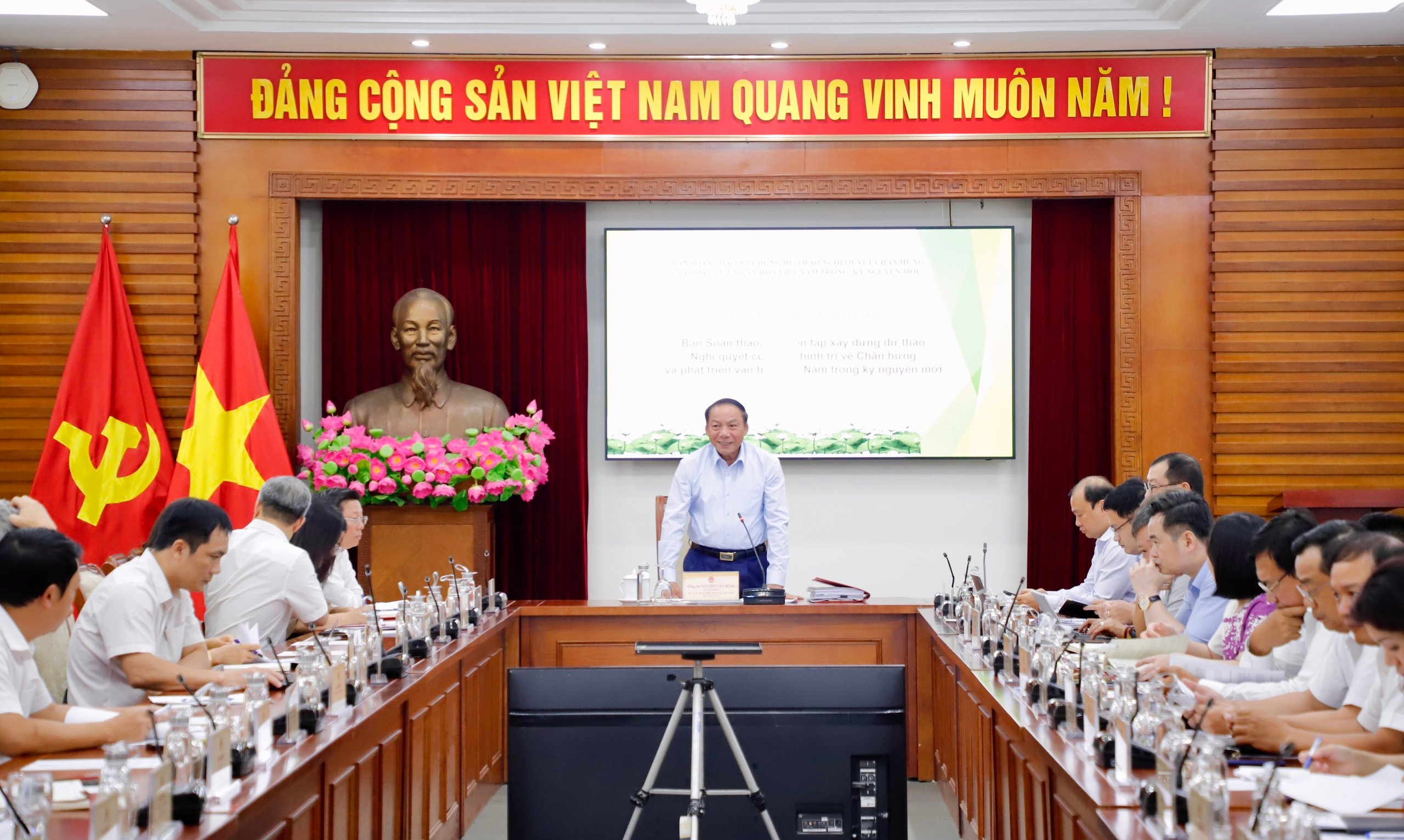 Consulting on the draft Resolution on Cultural Revival and Development