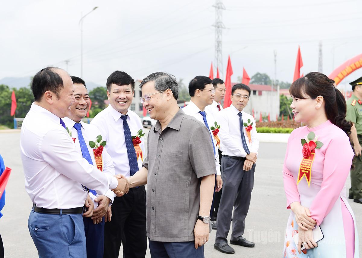 성(省) 당위원회 부서기이자 성(省) 인민위원회 위원장인 응우옌 반 손 동지가 손즈엉(Son Duong) 마을 교량 및 우회도로 준공식에 참석했습니다. 사진: 꾸옥 비엣(Quoc Viet)