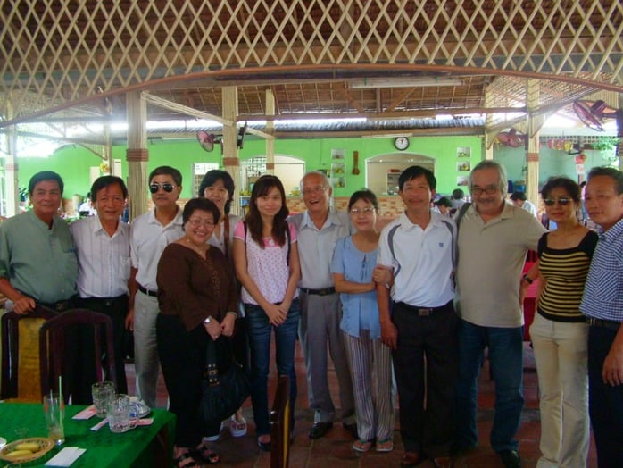 Nghệ sĩ sân khấu TP HCM viếng mộ nhà báo Nguyễn Văn Tuấn 