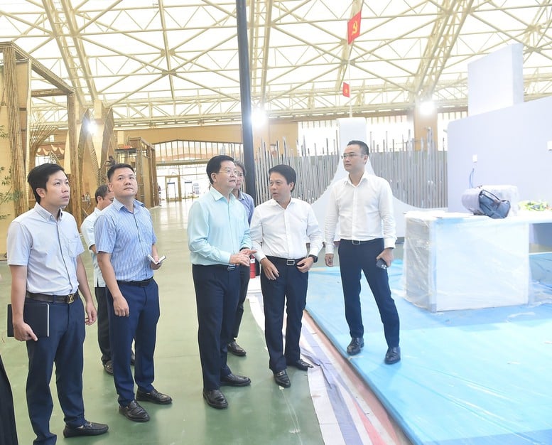 Tăng tốc hoàn thiện các hạng mục thi công gian trưng bày Triển lãm thành tựu Đất nước dịp 80 năm Quốc khánh - Ảnh 2.