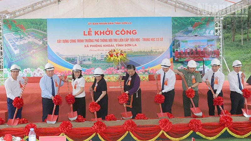 Các đại biểu thực hiện nghi lễ khởi công xây dựng Trường phổ thông nội trú liên cấp Tiểu học-Trung học cơ sở Phiêng Khoài, tỉnh Sơn La.