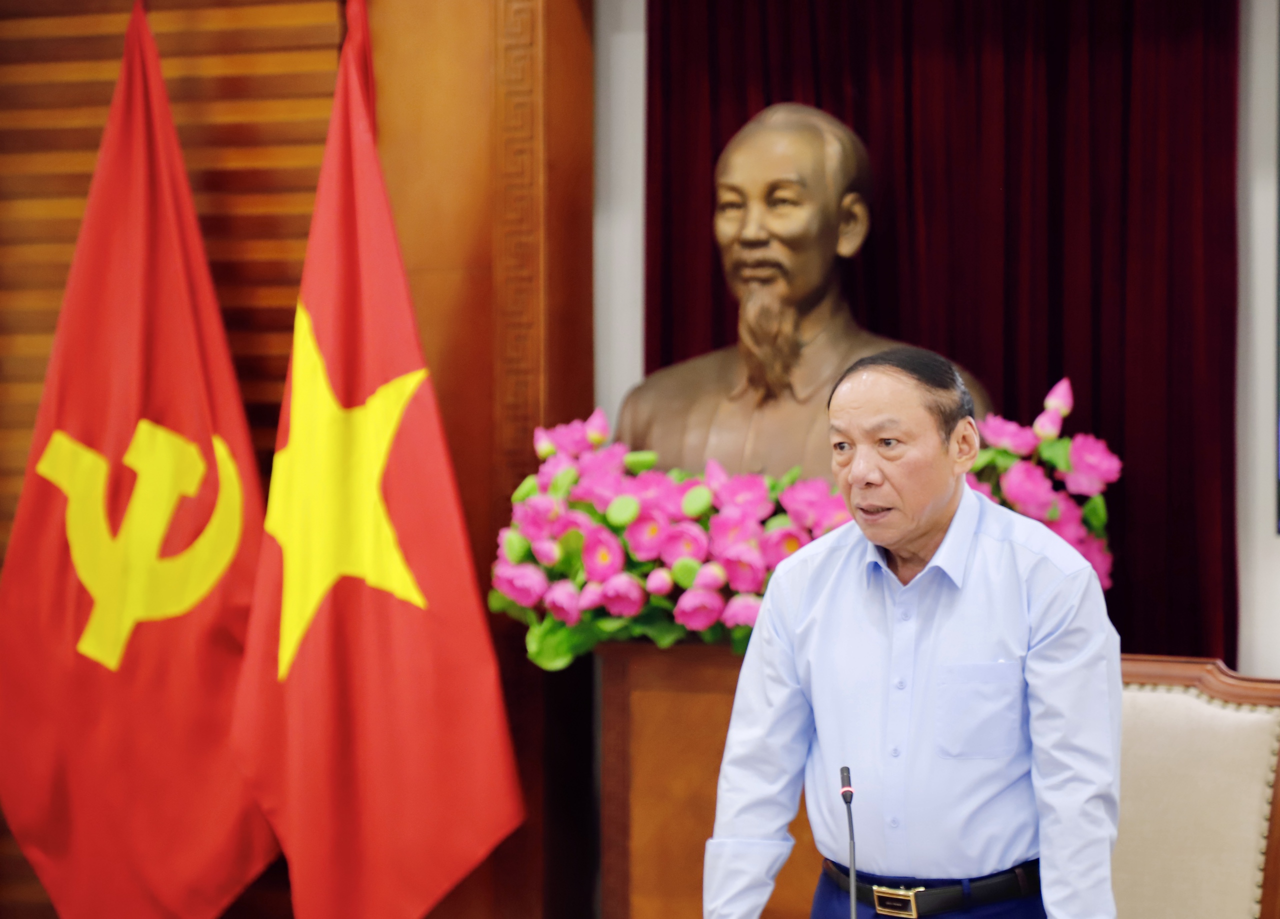 Draft "Resolution of the Politburo on reviving and developing Vietnamese culture in the new era": Focusing on inheritance, proposing solutions, and removing bottlenecks