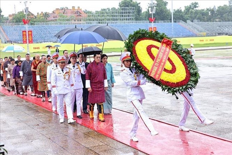 Chùm ảnh: Quốc vương Bhutan và Hoàng hậu vào Lăng viếng Chủ tịch Hồ Chí Minh- Ảnh 1.