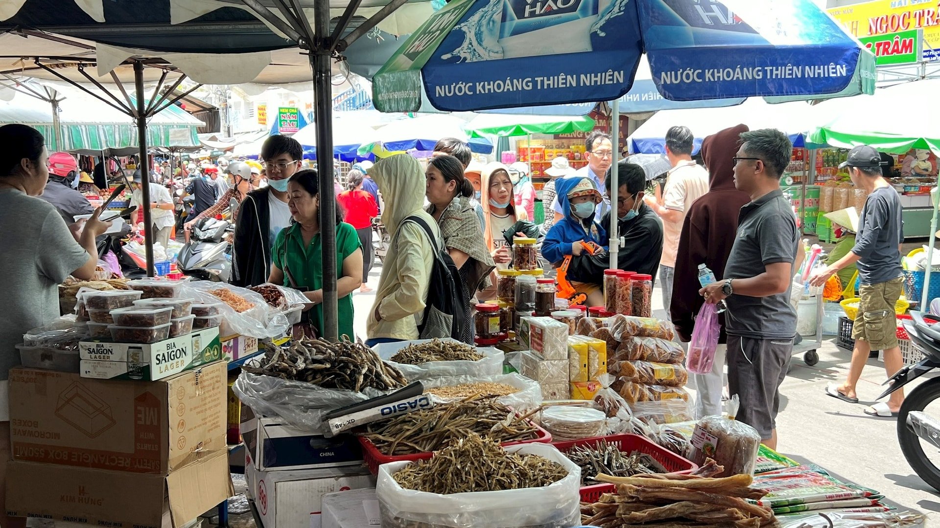 أنشطة تجارية صاخبة في سوق فان ثيت