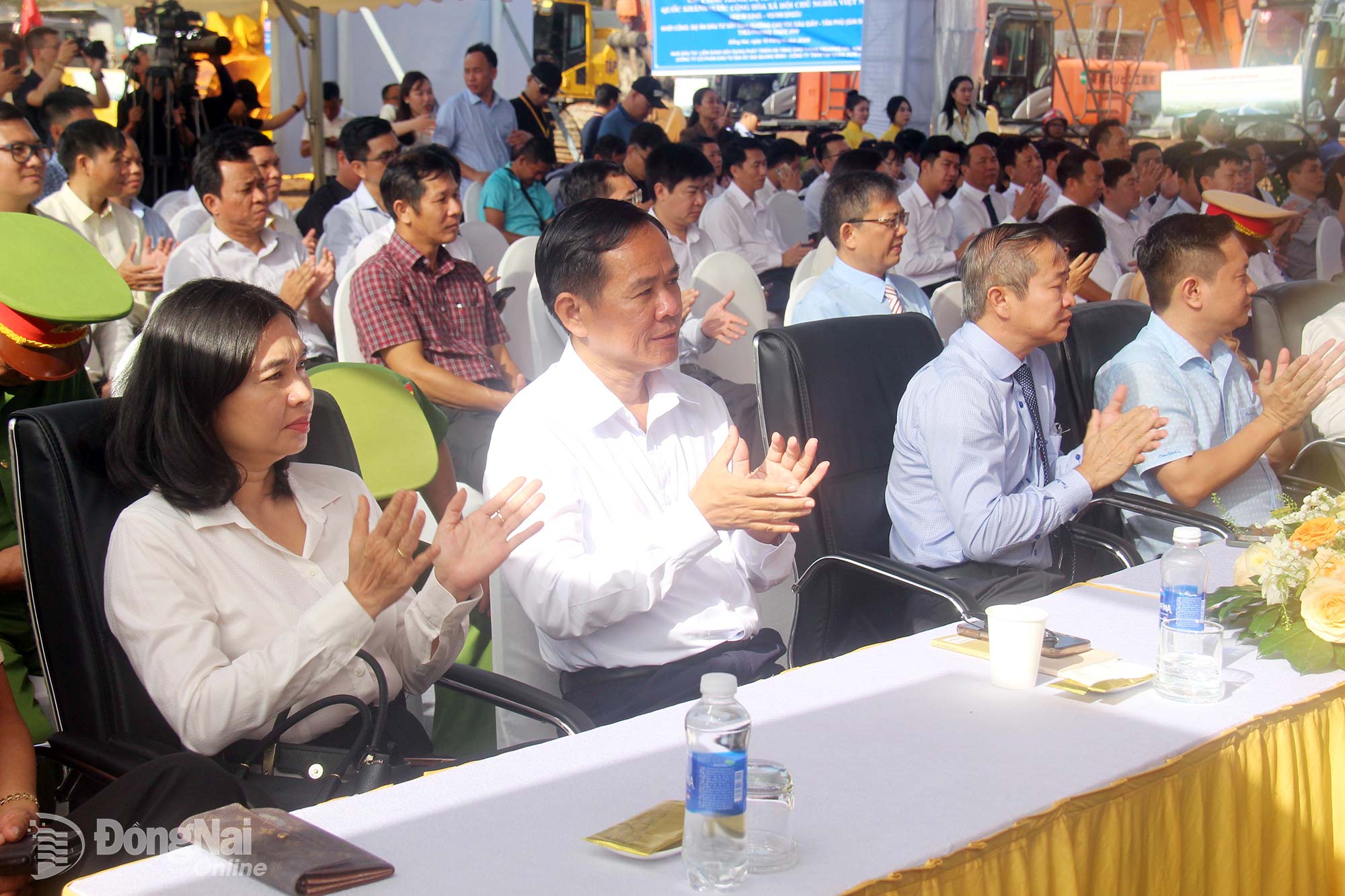 Lãnh đạo các sở, ngành, địa phương tham dự buổi lễ. Ảnh: Hải Quân