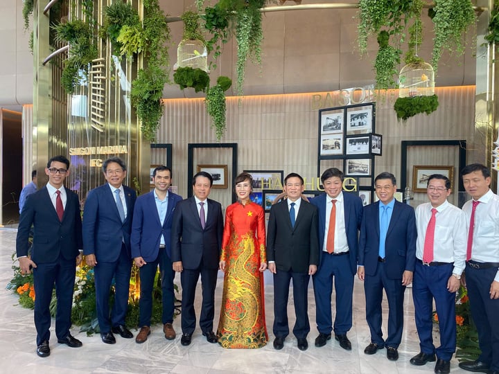 11h 40 phút, Phó Thủ tướng Hồ Đức Phớc cùng đại diện Ngân hàng Nhà nước, các bộ ngành và doanh nghiệp tham gia mở cửa Tháp tài chính Saigon Marina IFC. (Ảnh: Đại Việt)