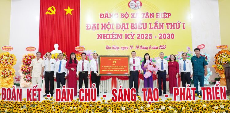 Đồng chí Trần Thị Thanh Hương dự và chỉ đạo Đại hội Đảng bộ xã Tân Hiệp