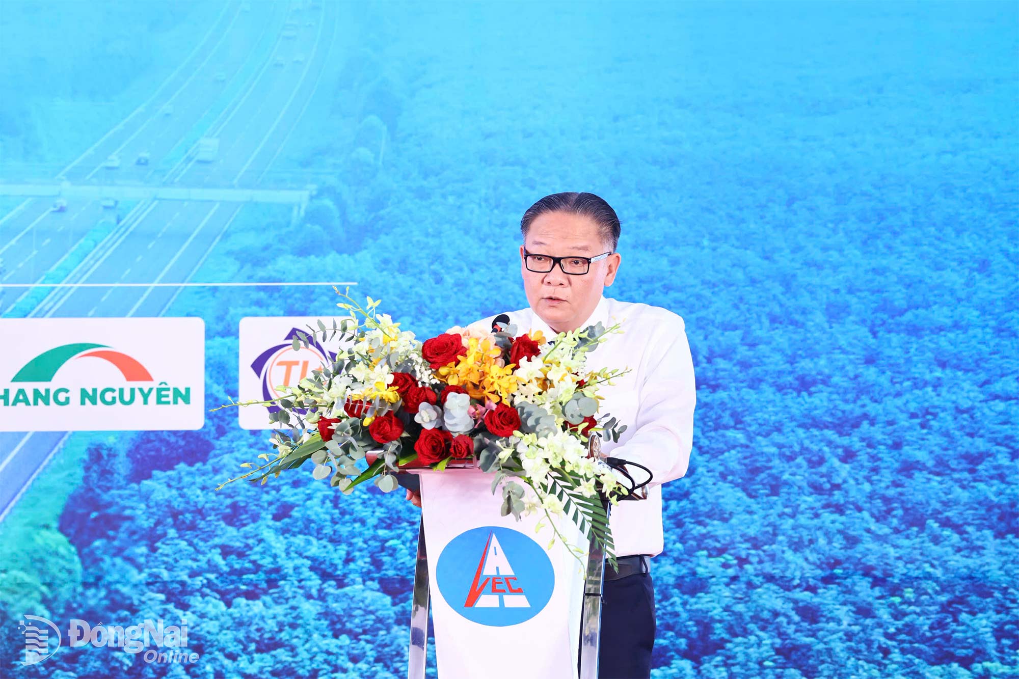 Tỉnh ủy viên, Phó Chủ tịch UBND tỉnh Đồng Nai Nguyễn Kim Long thay mặt lãnh đạo tỉnh Đồng Nai và Thành phố Hồ Chí Minh phát biểu tại buổi lễ. Ảnh: Công Nghĩa