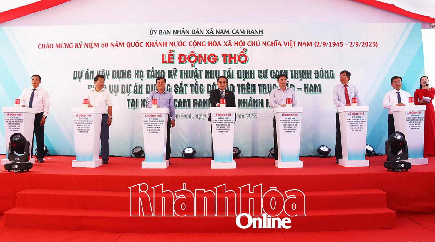 Các đại biểu thực hiện nghi thức động thổ dự án.
