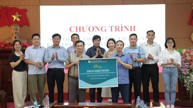 NXB Giáo dục Việt Nam trao tặng sách giáo khoa cho trường vùng lũ Điện Biên - Ảnh 2.