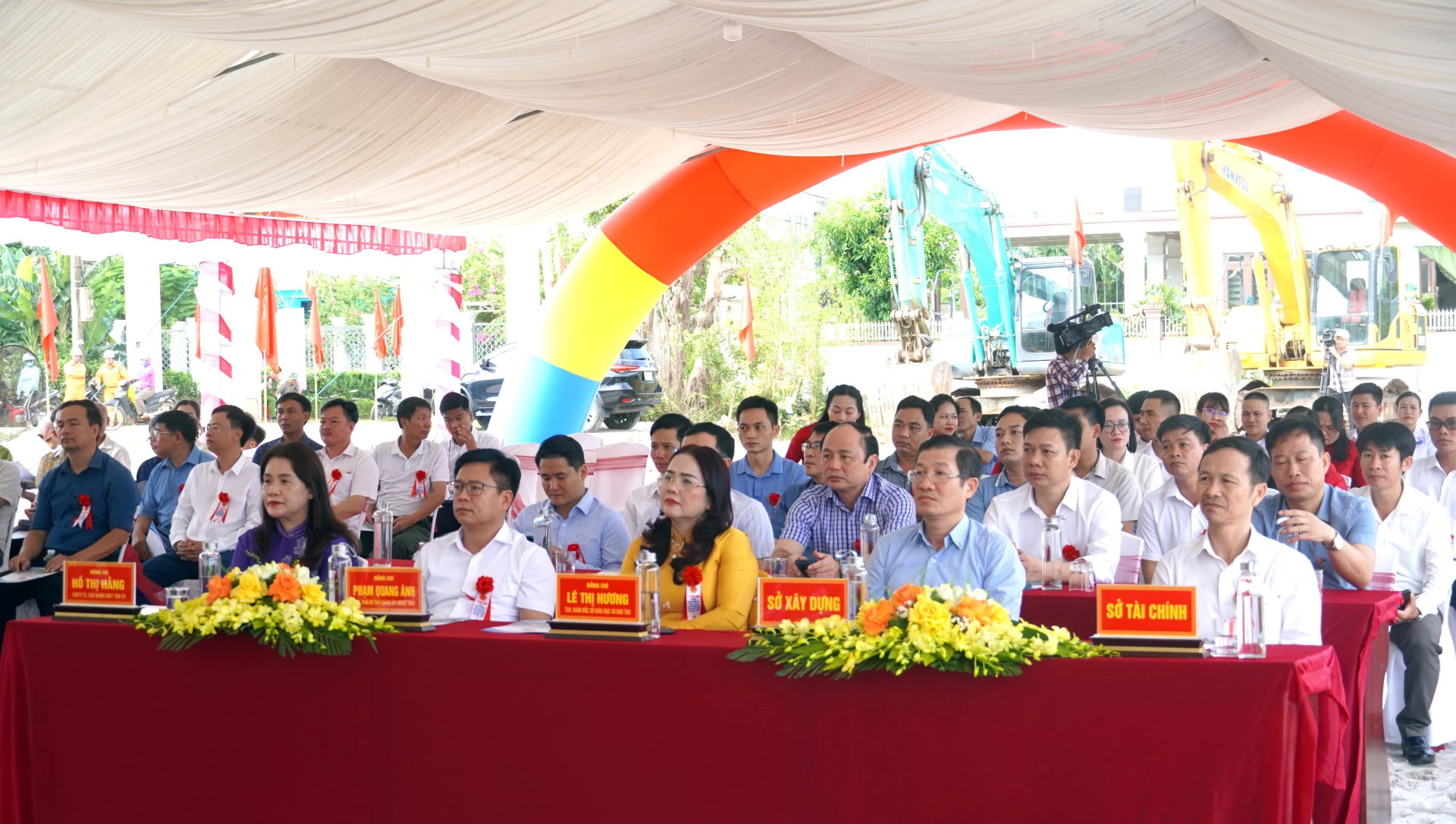 Đại biểu dự lễ khởi công - Ảnh: N.M