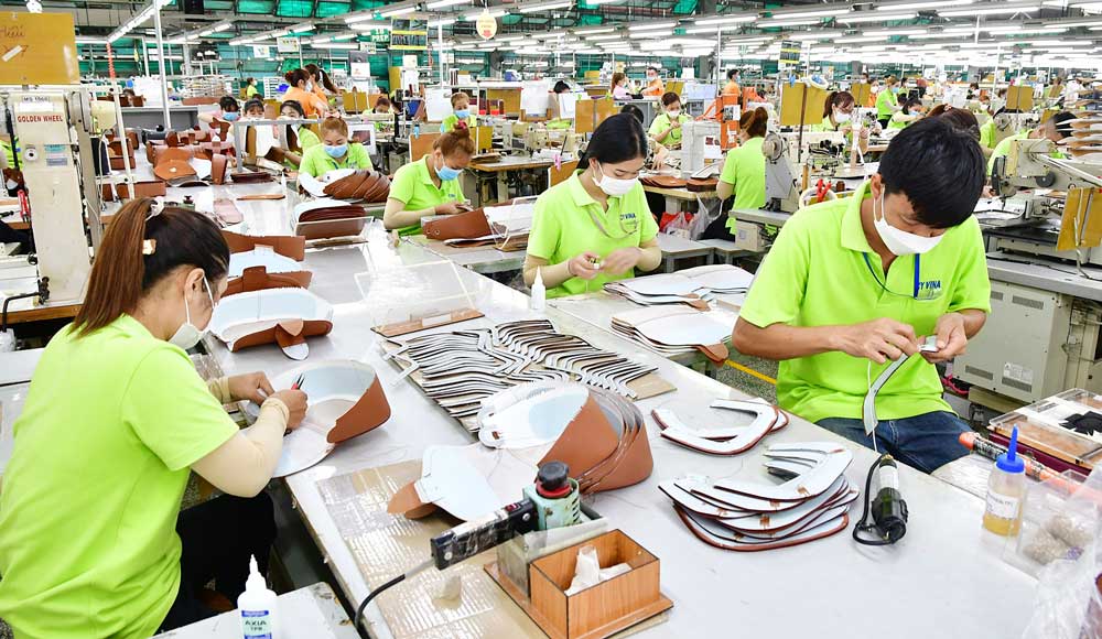 Le parc industriel de Long Duc a attiré 33 projets d'investissement, pour un capital d'investissement total enregistré de plus de 3 200 milliards de dôngs. Sur la photo : ouvriers travaillant au parc industriel de Long Duc.
