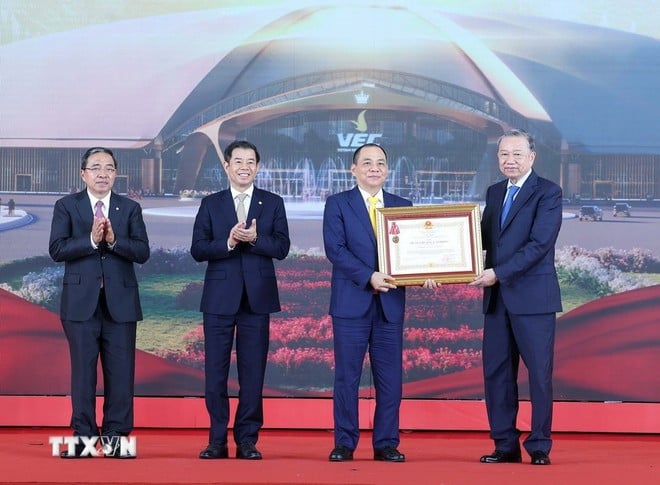 Tổng Bí thư Tô Lâm trao tặng Huân chương Lao động hạng Nhất cho Tập đoàn Vingroup - Công ty CP. (Ảnh: Thống Nhất/TTXVN)