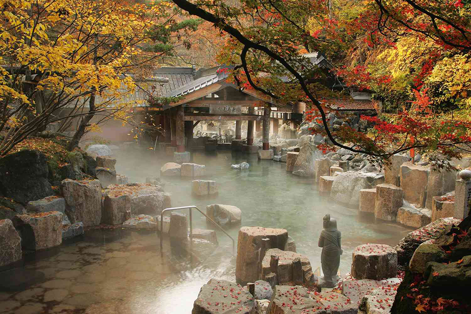Trải nghiệm du lịch Nhật Bản mùa thu – Thư giãn với suối nước nóng Onsen