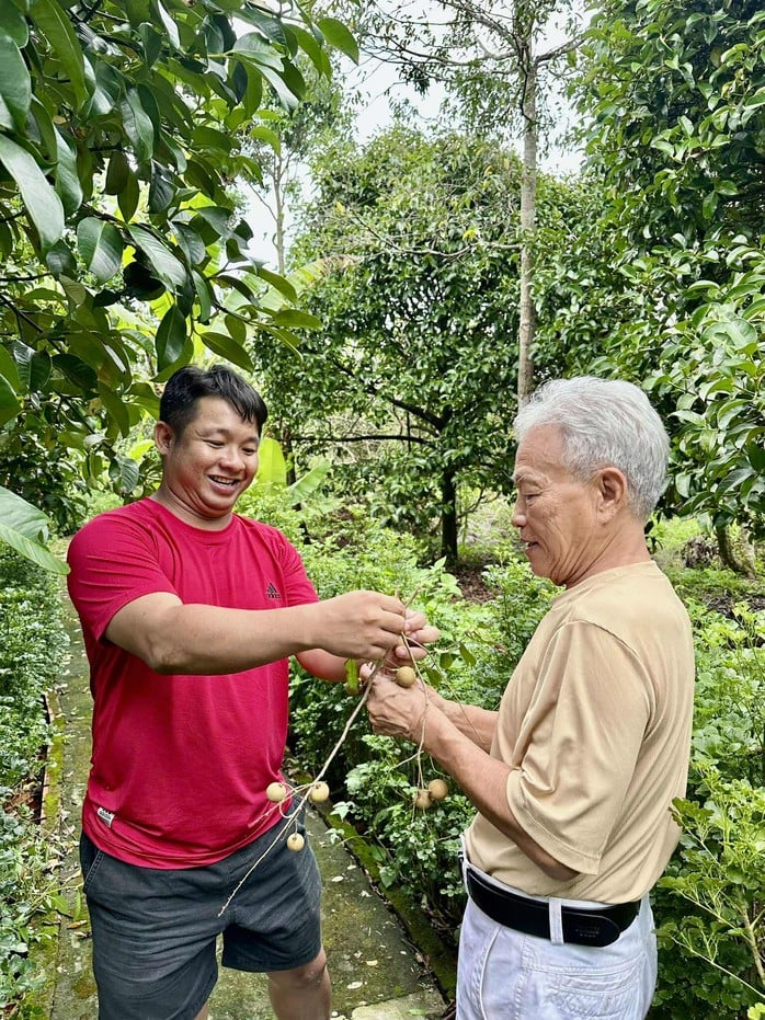 Nghệ sĩ sân khấu TP HCM viếng mộ nhà báo Nguyễn Văn Tuấn 