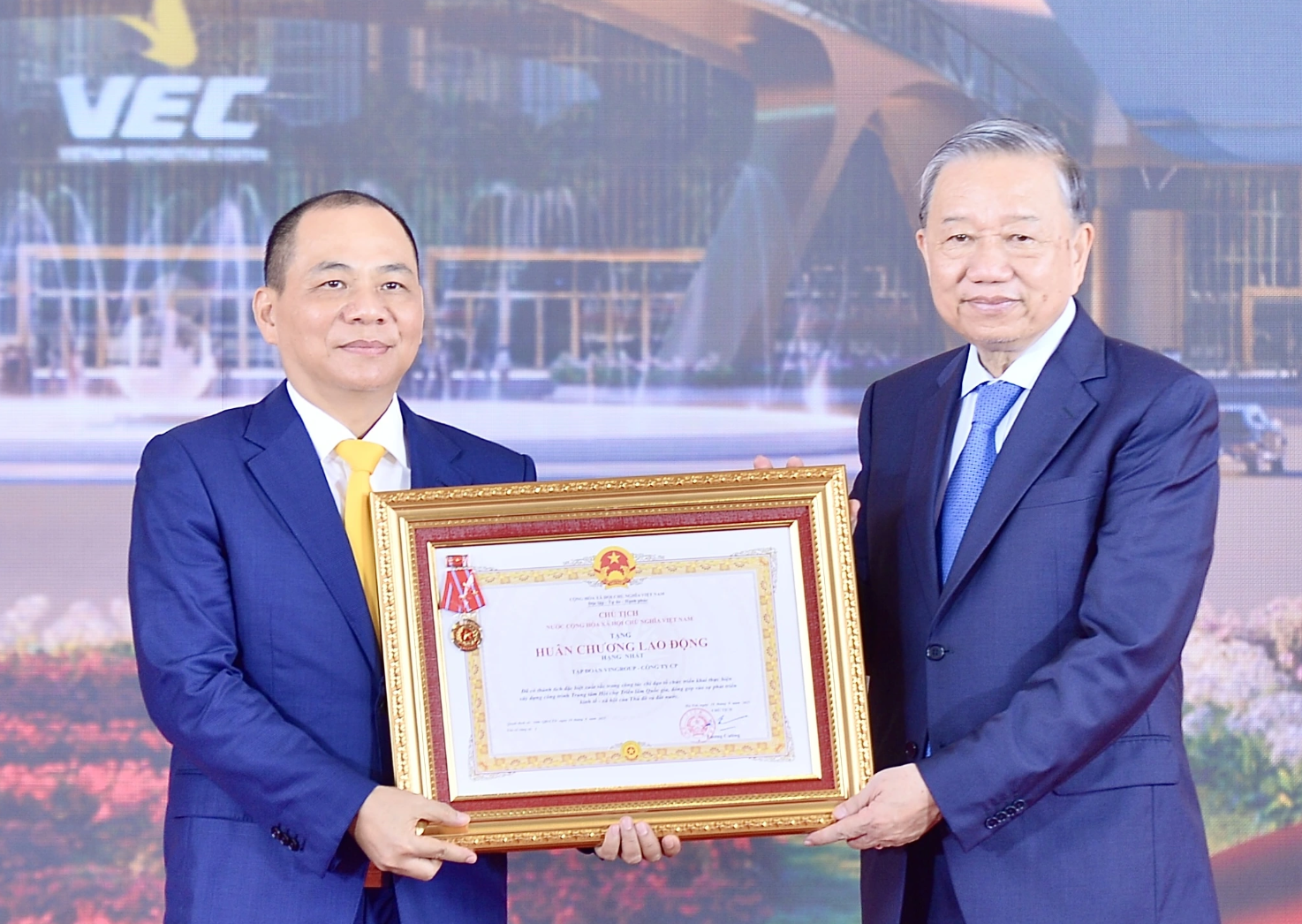Tập đoàn Vingroup được trao tặng Huân chương Lao động hạng nhất
